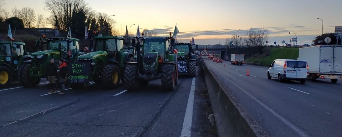 , Blocages des agriculteurs : huit autoroutes toujours bloquées, des agriculteurs s&rsquo;introduisent à Rungis
